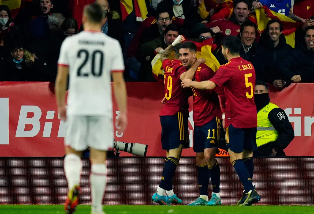 El delantero de la selecci&oacute;n de Espa&ntilde;a Ferr&aacute;n Torres (2d), celebra su gol contra Albania, el 26 de marxo de 2022 en el RCDE Stadium, en Cornell&aacute; (Barcelona) en foto de archivo de Enric Fontcuberta. EFE