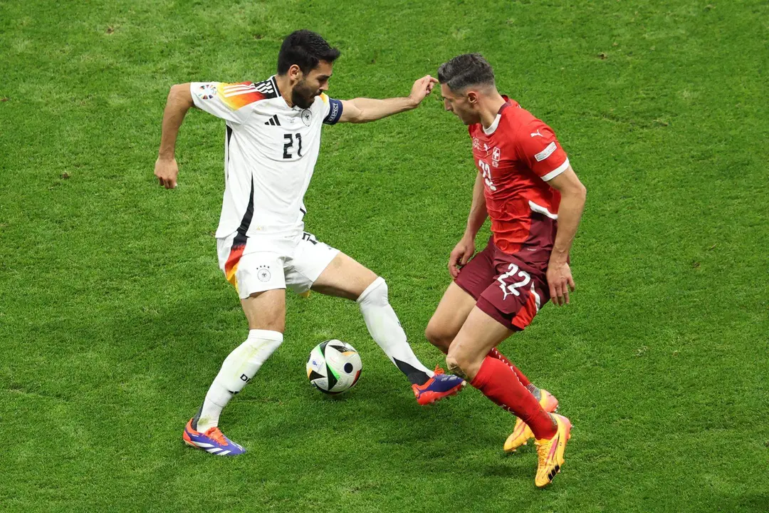 Ilkay G&uuml;ndogan (L) y Fabian Sch&auml;r durante el partido del grupo A que han jugado Suiza y Alemania en Fr&aacute;nkfort, Alemania. EFE/EPA/GEORGI LICOVSKI