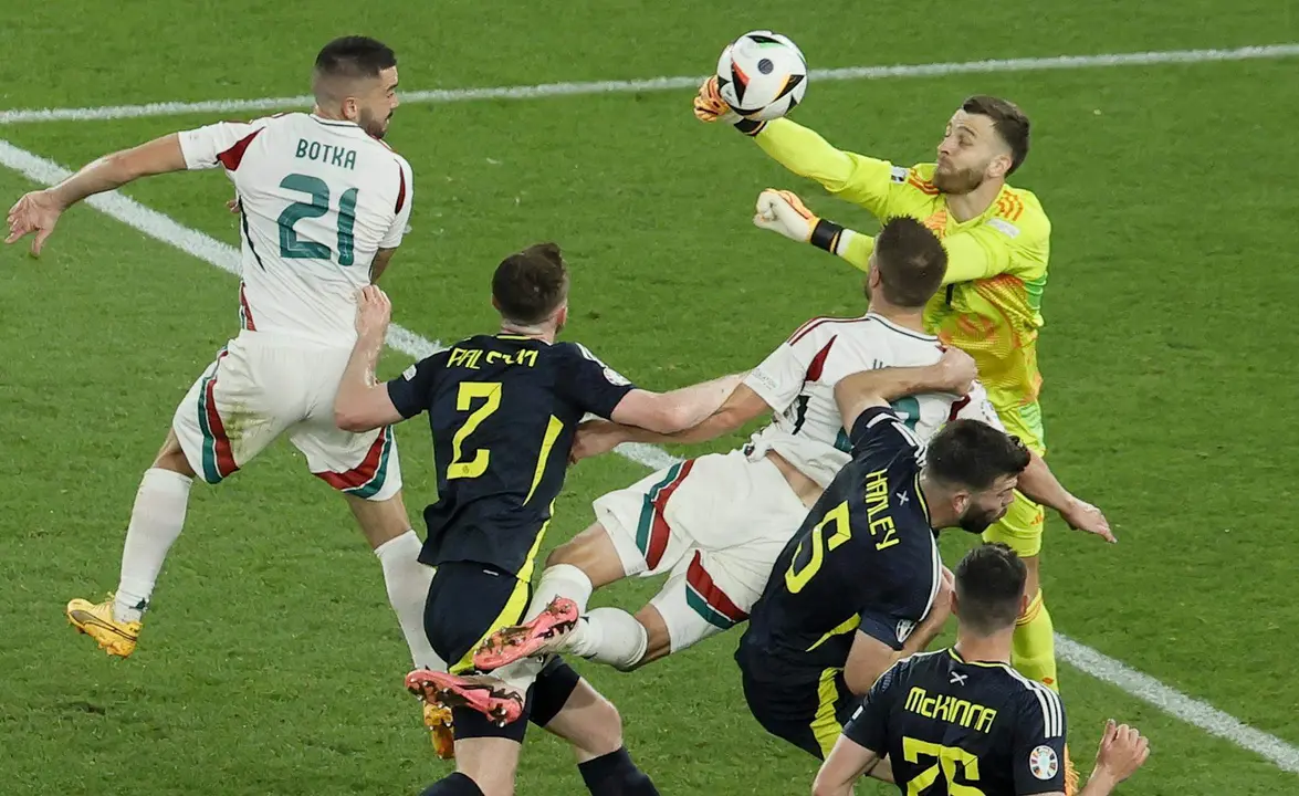 Entre la alarma, inconsciente en el suelo en el minuto 68 del partido ante Escocia tras una acci&oacute;n embarullada, un golpe y una ca&iacute;da dentro del &aacute;rea, el delantero de la selecci&oacute;n h&uacute;ngara Barnabas Varga fue evacuado a un hospital de Stuttgart. EFE/EPA/RONALD WITTEK