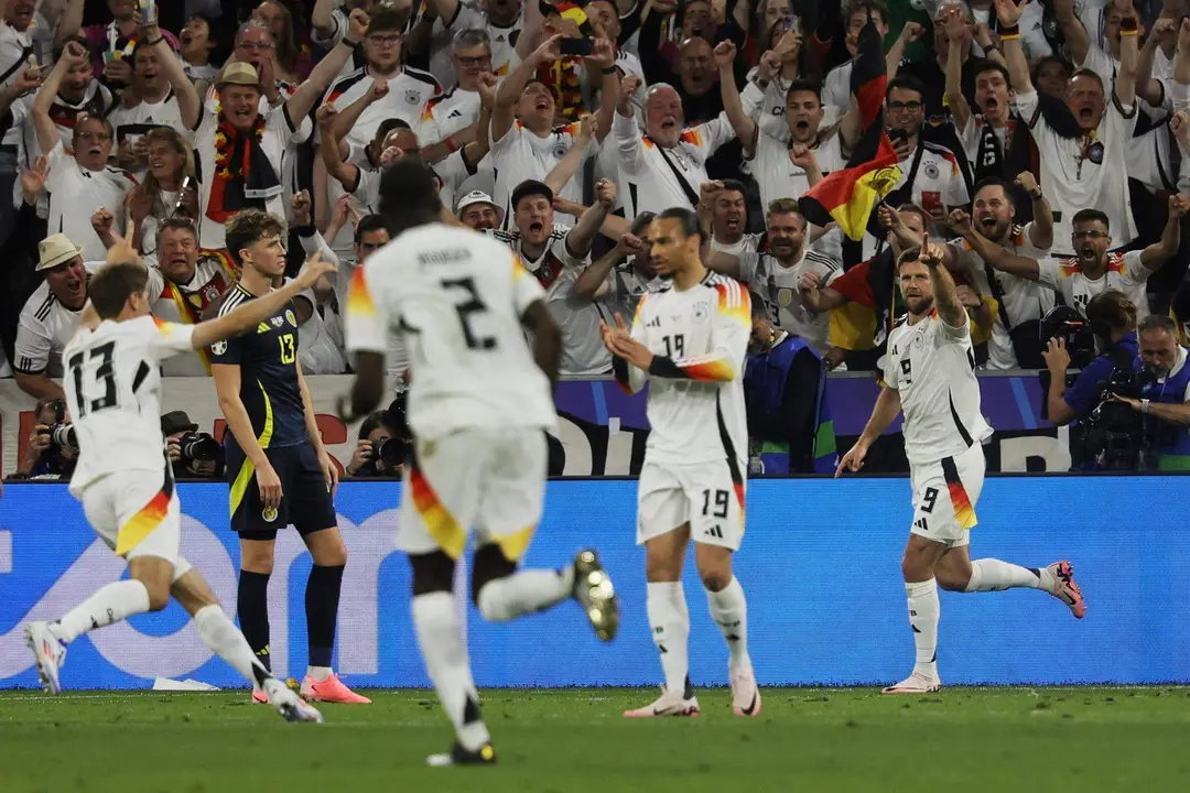 El alem&aacute;n Niclas Fullkrug (d) celebra un gol con su selecci&oacute;n, en una foto de archivo. EFE/EPA/RONALD WITTEK