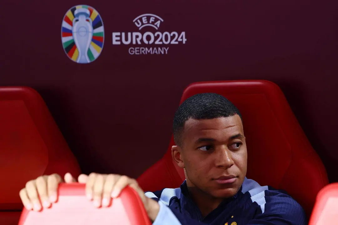 El jugador franc&eacute;s Kylian Mbappe en el banquillo antes del partido de f&uacute;tbol del Grupo D de la Eurocopa 2024 entre Holanda y Francia, en Leipzig, Alemania. EFE/EPA/FILIP CANTANTE