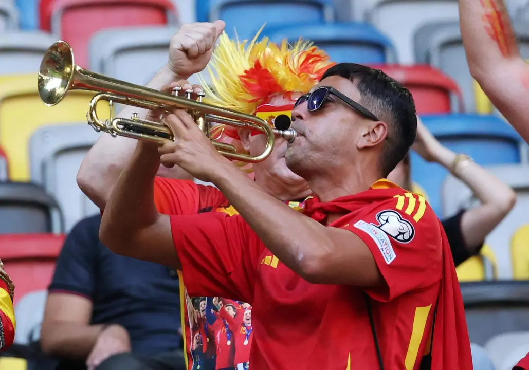Los seguidores de la selecci&oacute;n espa&ntilde;ola en D&uuml;sseldorf, Alemania. EFE/EPA/FRIEDEMANN VOGEL