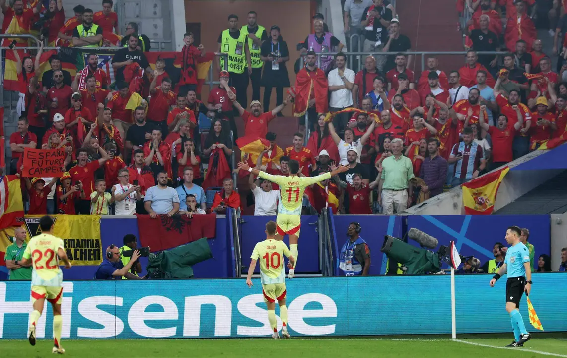 El delantero de Espa&ntilde;a Ferran Torres (sobre la valla) celebra el 0-1 durante el partido del grupo B entre Albania y Espa&ntilde;a en D&uuml;sseldorf, Alemania. EFE/EPA/CHRISTOPHER NEUNDORF