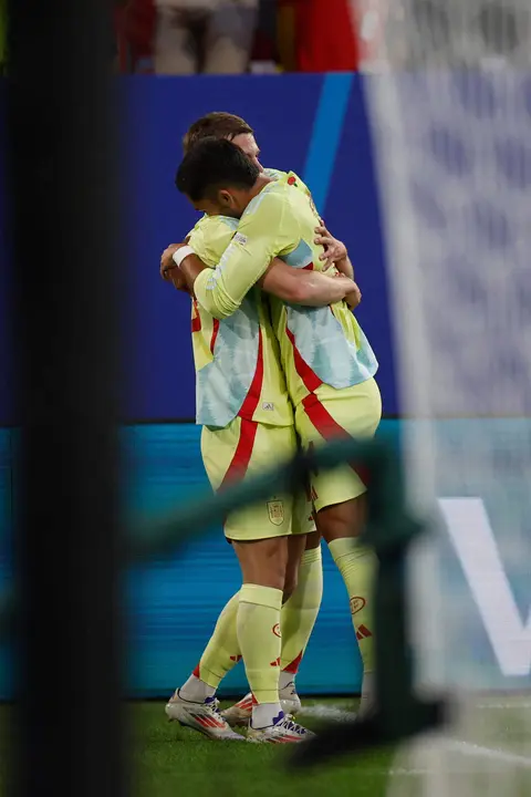 Los espa&ntilde;oles Ferran Torres (d) y Dani Olmo durante el partido del grupo B entre Albania y Espa&ntilde;a en D&uuml;sseldorf, Alemania.. EFE/ Alberto Estevez