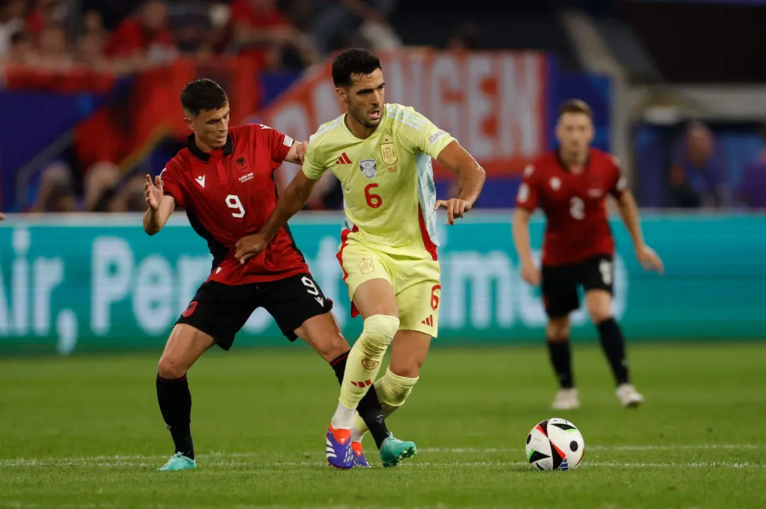 El alban&eacute;s Jasir Asani (I) en acci&oacute;n ante Mikel Merino (d) durante el partido jugado en D&uuml;sseldorf, Alemania. EFE/ Alberto Estevez