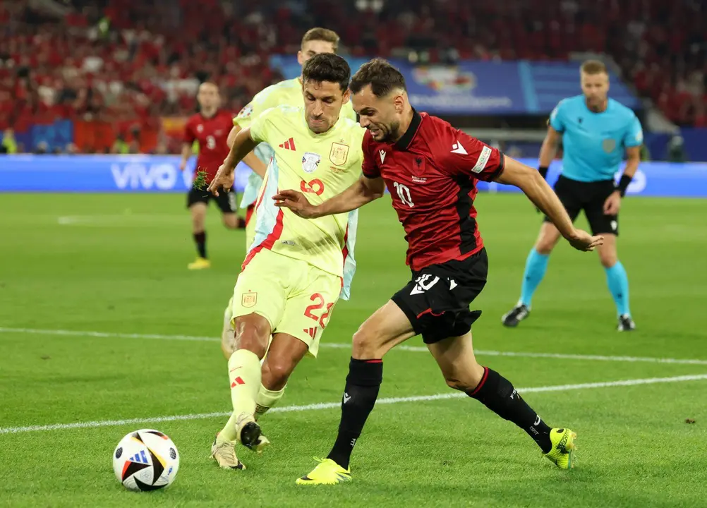 El alban&eacute;s Nedim Bajrami (d) y el lateral Jesus Navas en Dusseldorf, Alemania.EFE/EPA/FRIEDEMANN VOGEL