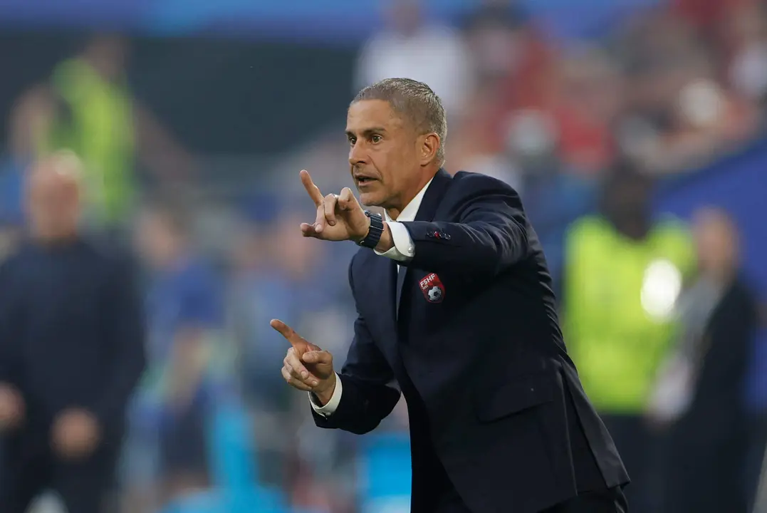 El seleccionador de Albania, Sylvinho, durante el encuentro de la fase de grupos de la Eurocopa 2024 disputado entre las selecciones de Espa&ntilde;a y Albania en D&uuml;sseldorf (Alemania), este lunes. EFE/ Alberto Est&eacute;vez