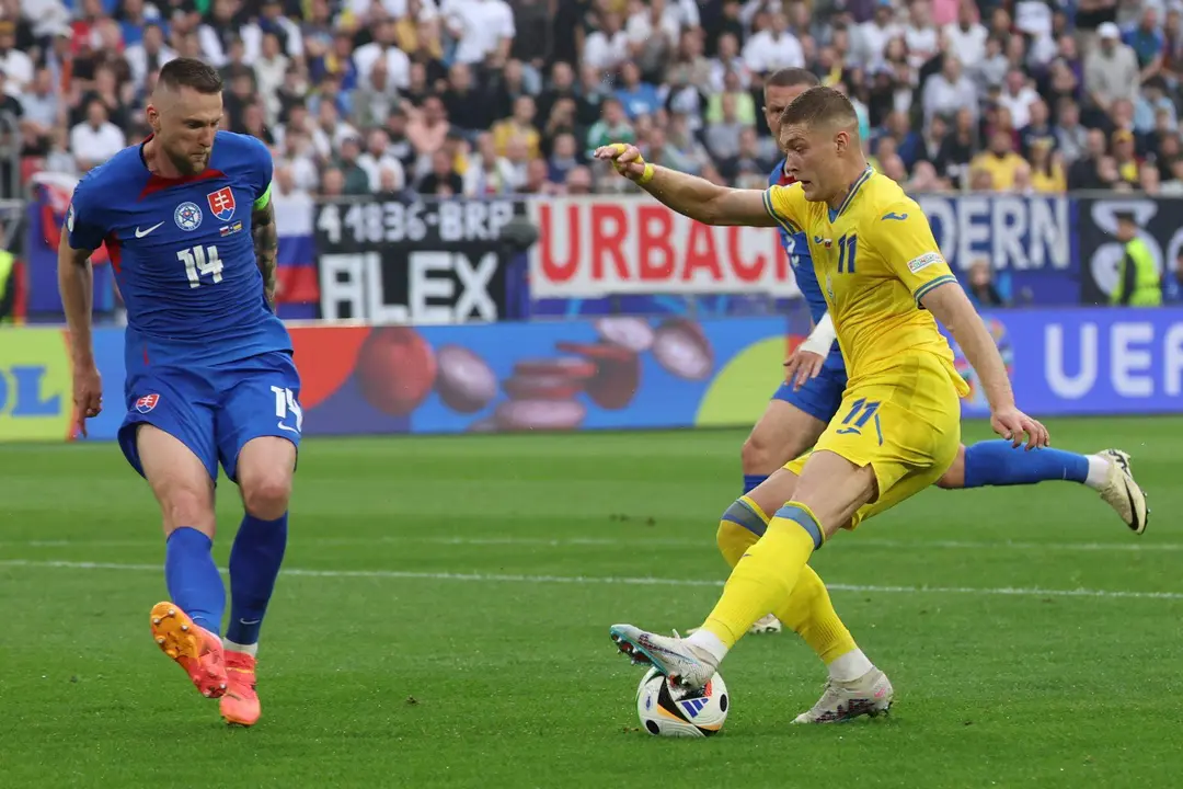 El jugador ucraniano Artem Dovbyk en acci&oacute;n contra el eslovaco Milan Skriniar (i) durante el partido de f&uacute;tbol del grupo E de la Eurocopa 2024 entre Eslovaquia y Ucrania, en Dusseldorf, Alemania. EFE/EPA/CHRISTOPHER NEUNDORF
