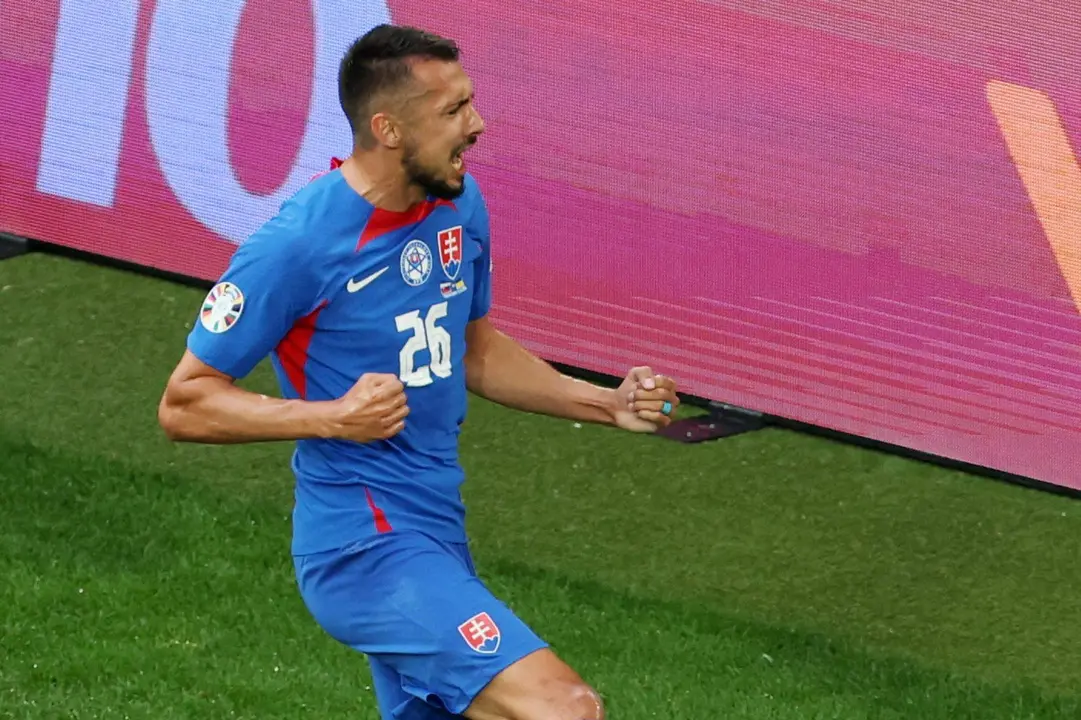 El jugador eslovaco Ivan Schranz celebra tras marcar el gol inicial durante el partido de f&uacute;tbol del grupo E de la Eurocopa 2024 entre Eslovaquia y Ucrania, en Dusseldorf, Alemania. EFE/EPA/FRIEDEMANN VOGEL