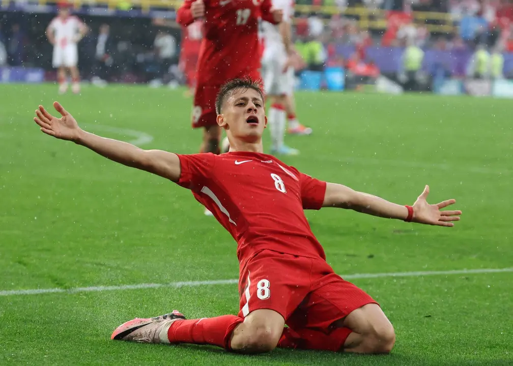 El jugador de Turqu&iacute;a Arda G&uuml;ler celebra un gol, en una foto de archivo. EFE/CHRISTOPHER NEUNDORF