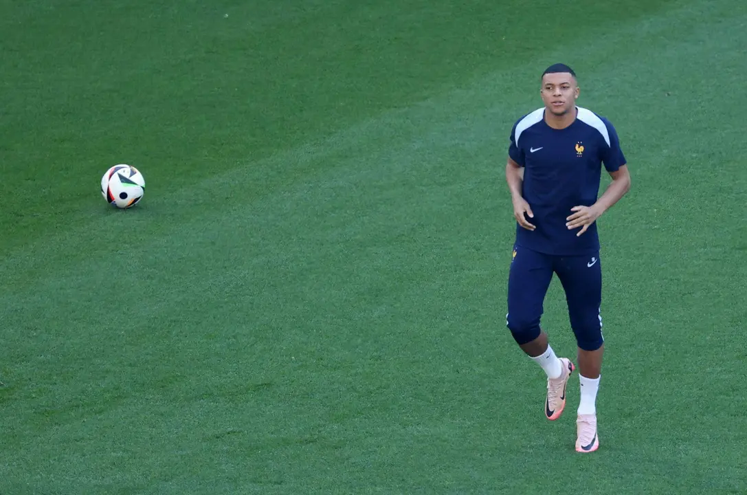 Enmascarado para proteger su fractura de nariz, Kylian Mbapp&eacute; regresa al once de Francia en el partido ante Polonia en Dortmund EFE/EPA/GEORGI LICOVSKI