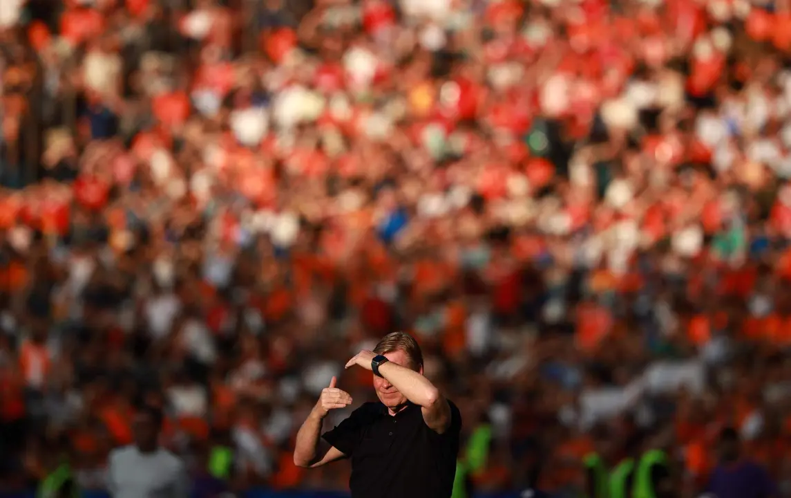El entrenador Ronald Koeman durante el partido del grupo D en Berl&iacute;n. EFE/EPA/CLEMENS BILAN