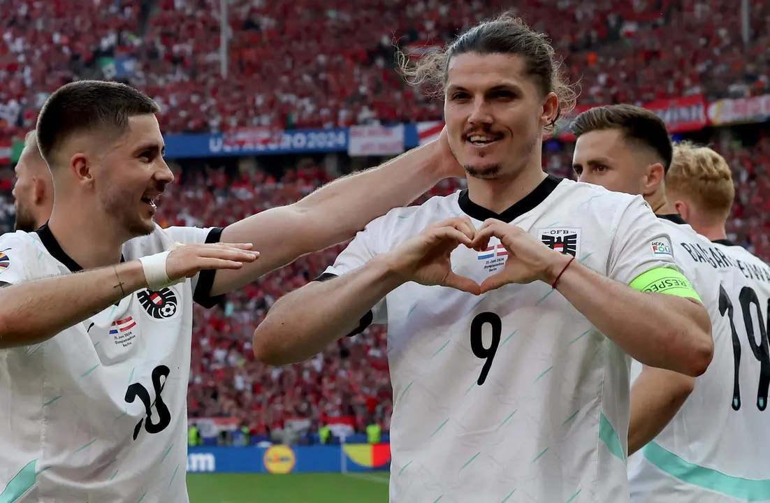 El delantero austriaco Marcel Sabitzer (c) celebra con sus compa&ntilde;eros en el partido del grupo D que han jugado Austria y Pa&iacute;ses Bajos en el Ol&iacute;mpico de Berl&iacute;n. EFE/EPA/ABEDIN TAHERKENAREH