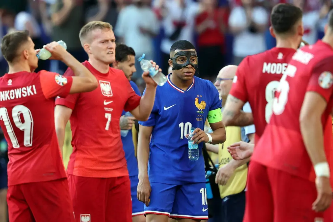 El franc&eacute;s Kylian Mbappe se hidrata durante el partido del grupo D que han jugado Fancia y Polonia en Dortmund, Alemania. EFE/EPA/FRIEDEMANN VOGEL