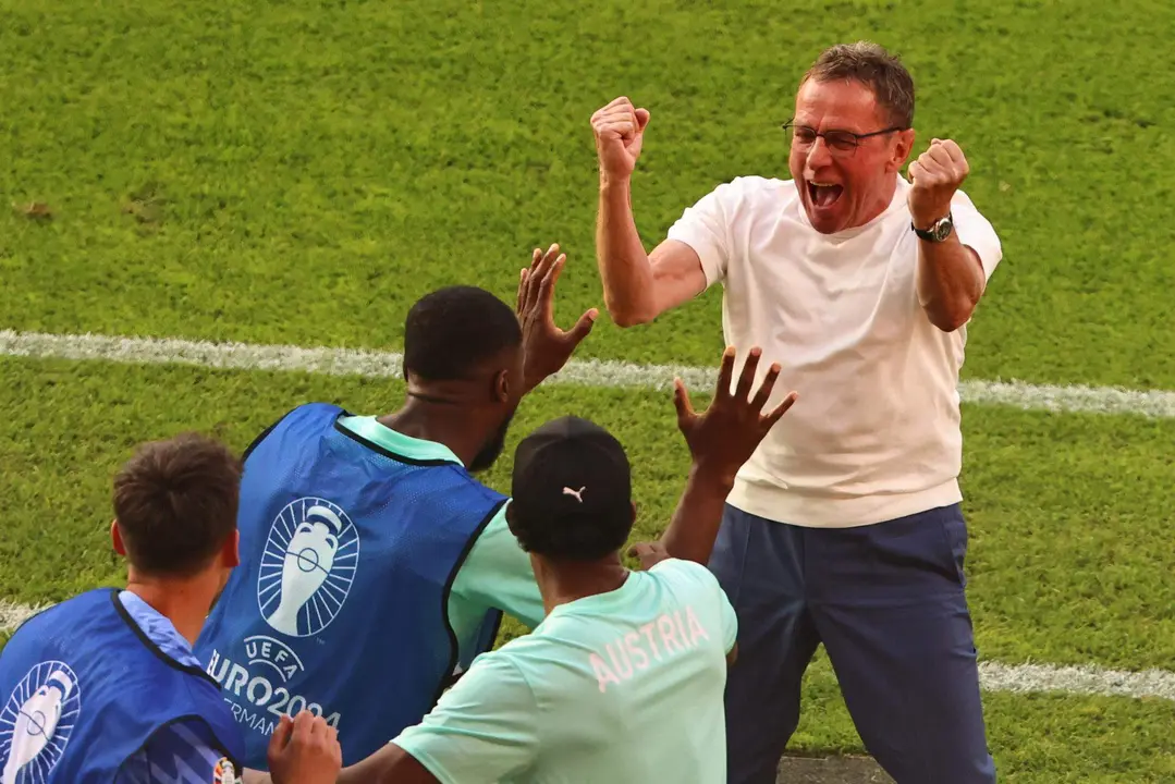 El seleccionador austriaco, Ralf Rangnick, celebra el liderato del grupo con su vanquillo en el Ol&iacute;mpico de Berl&iacute;n, Alemania. EFE/EPA/HANNIBAL HANSCHKE