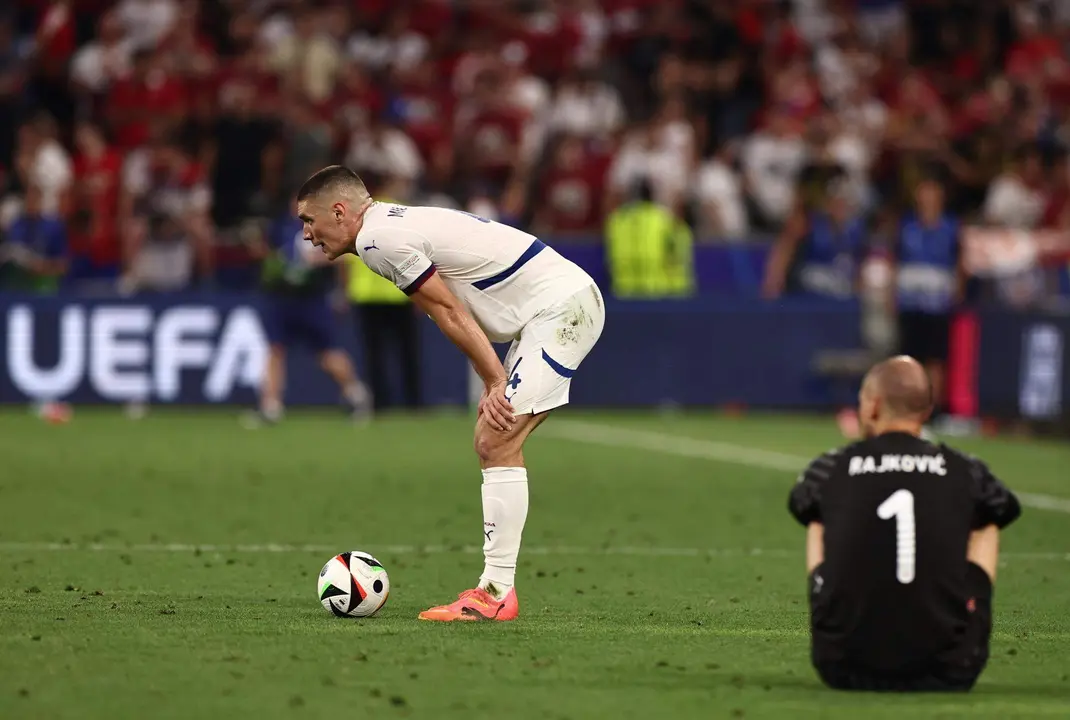 El defensa Nikola Milenkovic (I) y el portero Predrag Rajkovic se lamentan tras la eliminaci&oacute;n de Serbia tras el partido del grupo C que han jugado Dinamarca y Serbia en M&uacute;nich, Alemania. EFE/EPA/ANNA SZILAGYI