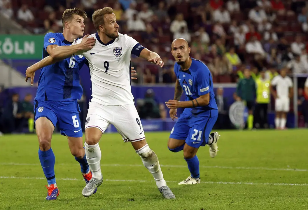 El jugador esloveno Jaka Bijol (I) defiende al ingl&eacute;s Harry Kane durante el partido del grupo C que han jugado Inglatera y Eslovenia en Colonia, Alemania.EFE/EPA/YOAN VALAT