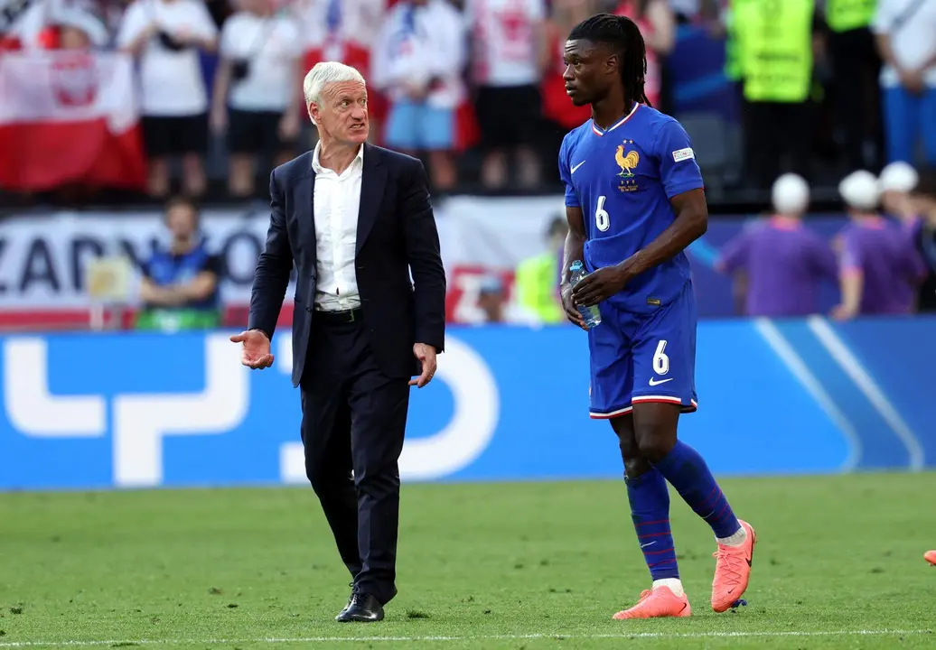 El seleccionador franc&eacute;s Didier Deschamps ohabla con Eduardo Camavinga en Dortmund, Alemania. EFE/EPA/FRIEDEMANN VOGEL