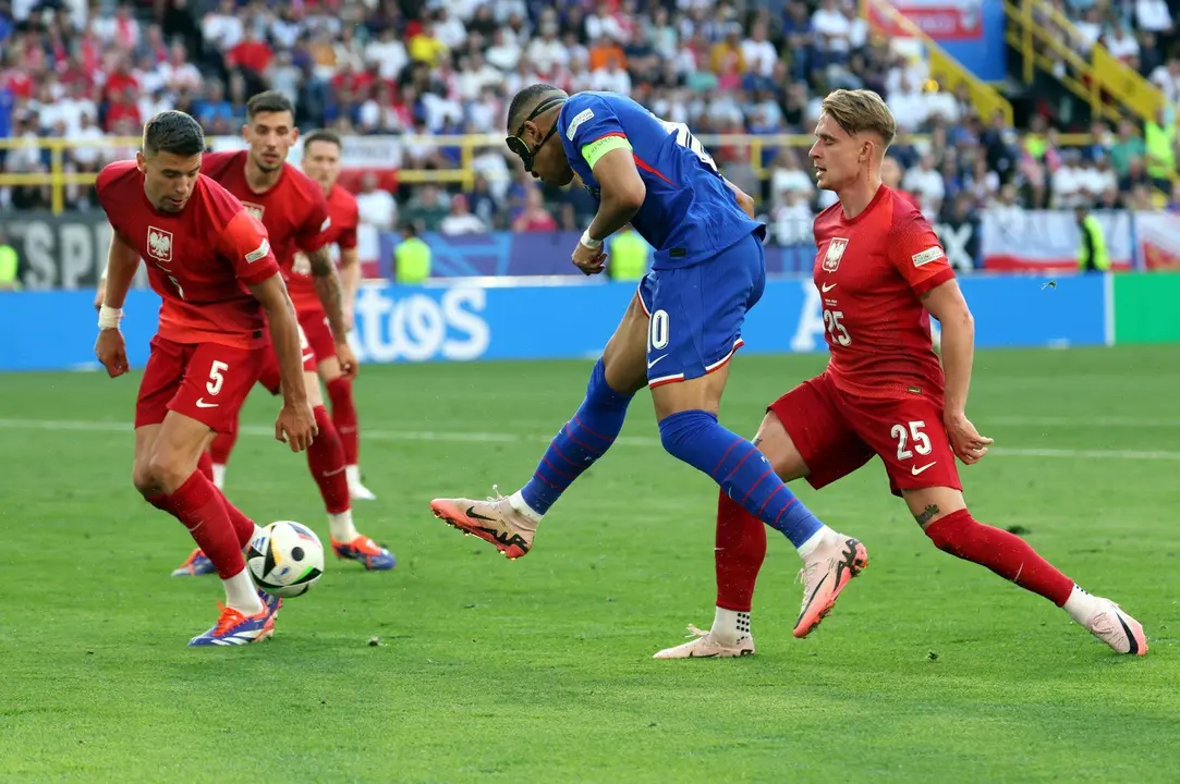 El franc&eacute;s Kylian Mbappe (C), en una acci&oacute;n del partido ante Polonia, en partido del Grupo D de la Eurocopa 2024. EFE/EPA/FRIEDEMANN VOGEL