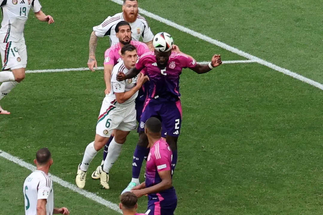 Antonio Rudiger, defensa central de Alemania, despeja un bal&oacute;n en el partido ante Hungr&iacute;a de la Eurocopa 2024. EFE/EPA/MOHAMED MESSARA