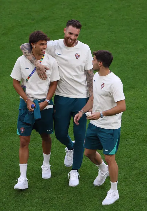 Joao Felix (I), con sus comp&ntilde;aeros antes del partido del grupo F que juegan Georgia y Portugal en Gelsenkirchen, Alemania. EFE/EPA/CHRISTOPHER NEUNDORF