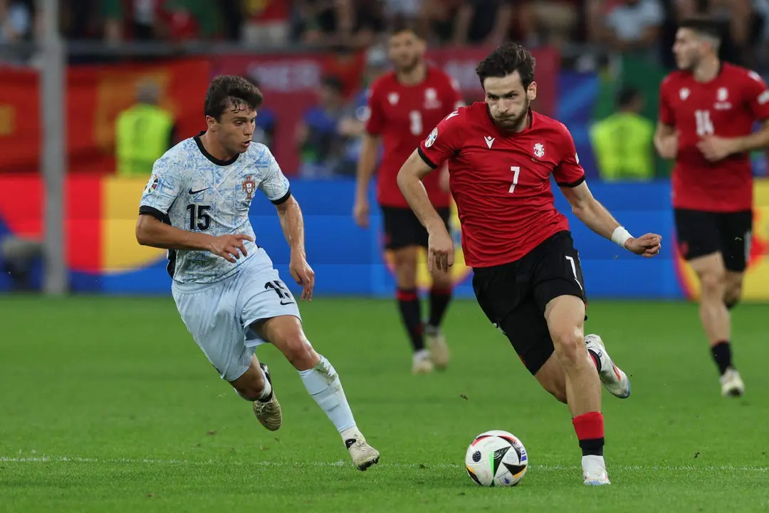 El portugu&eacute;s Joao Neves (I) en acci&oacute;n con Khvicha Kvaratskhelia durante el partido del grupo F que han jugado Georgia y Portugal en Gelsenkirchen, Alemania. EFE/EPA/MIGUEL A. LOPES