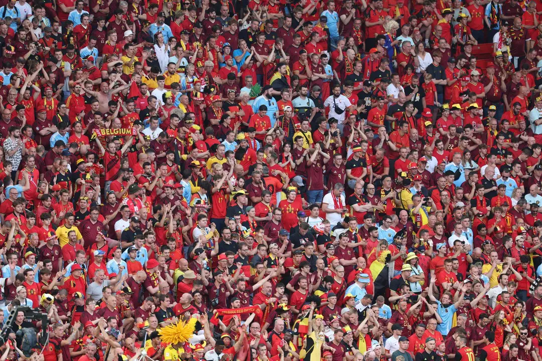 Aficionados belgas asisten al partido entre su selecci&oacute;n y la de Ucrania en la Eurocopa (0-0). EFE/EPA/MOHAMED MESSARA