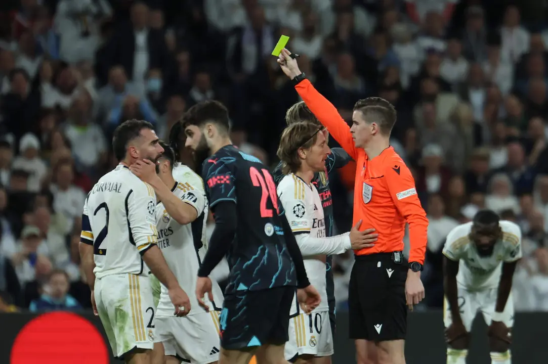 Imagen de archivo en la que el colegiado Fran&ccedil;ois Letexier saca tarjeta amarilla a Dani Carvajal, del Real Madrid, durante el partido de ida de cuartos de final de la Liga de Campeones que Real Madrid y Manchester City disputaron en el estadio Santiago Bernab&eacute;u. EFE/Kiko Huesca
