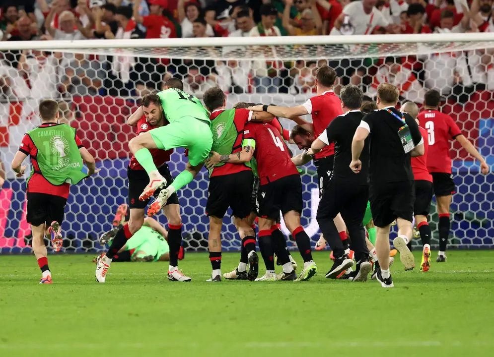 La selecci&oacute;n de Georgia celebra tras ganar el partido del grupo F de la Eurocopa 2024 entre Georgia y Portugal, en Gelsenkirchen, Alemania. EFE/EPA/GEORGI LICOVSKI