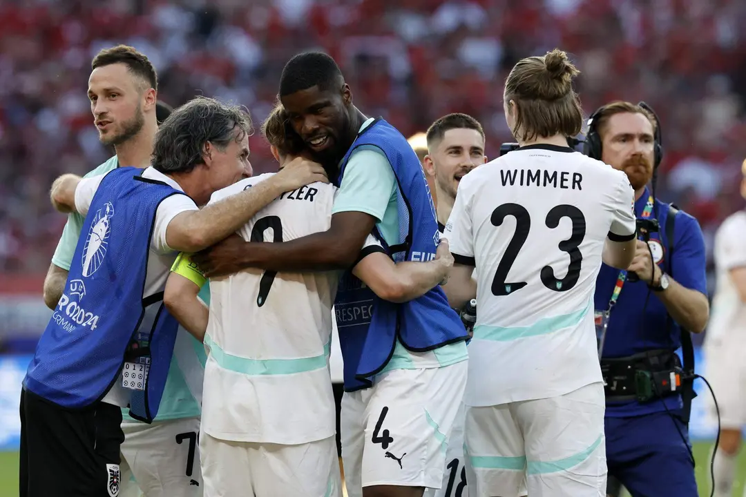 Los jugadores de Austria celebran la victoria en el partido del grupo D de la Eurocopa 2024 entre Holanda y Austria, en Berl&iacute;n, Alemania. EFE/EPA/ROBERT GHEMENT