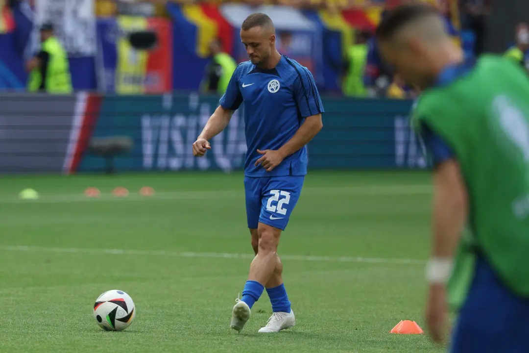 El jugador eslovaco Stanislav Lobotka calienta antes del partido de f&uacute;tbol del grupo E de la Eurocopa 2024 entre Eslovaquia y Rumania, en Frankfurt Main, Alemania. EFE/EPA/MOHAMMED BADRA