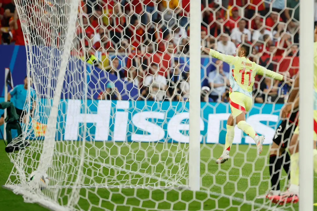 El delantero de Espa&ntilde;a Ferr&aacute;n Torres celebra la consecuci&oacute;n del primer gol de su equipo durante el encuentro de la fase de grupos de la Eurocopa 2024 disputado entre las selecciones de Espa&ntilde;a y Albania en D&uuml;sseldorf (Alemania), este lunes. EFE/ Alberto Est&eacute;vez