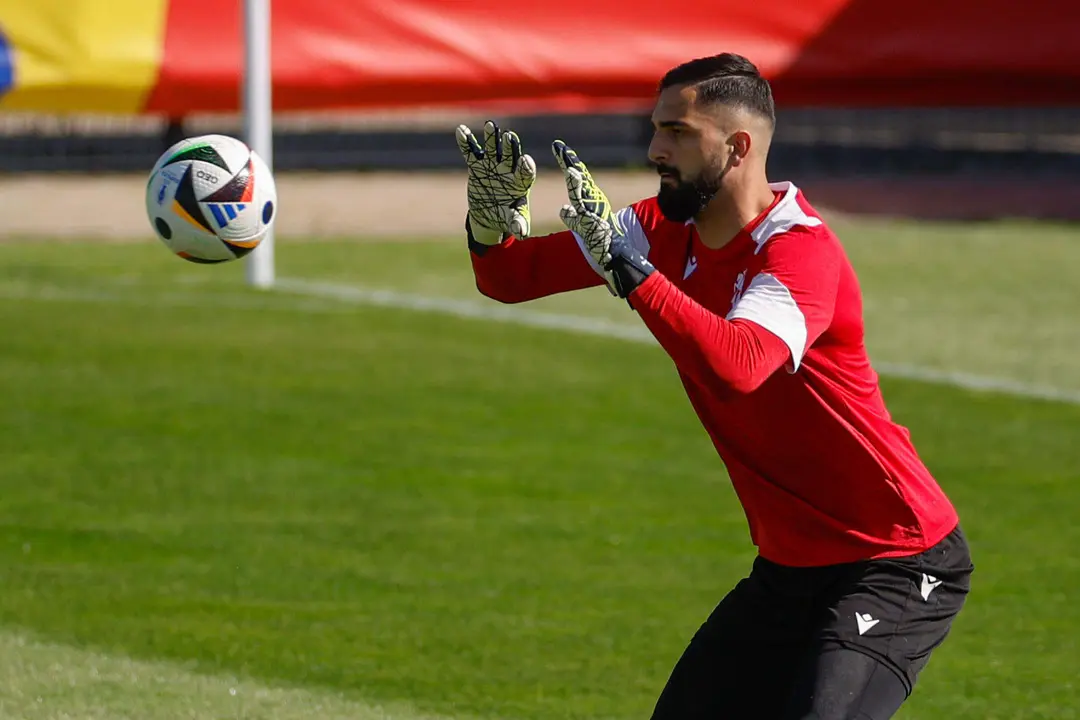 El portero de Georgia Giorgi Mamardashvili durante el entrenamiento que su selecci&oacute;n ha realizado este viernes en la localidad alemana de Velbert, de preparaci&oacute;n para el partido de octavos de final de la Eurocopa 2024 ante Espa&ntilde;a . EFE/ Alberto Estevez