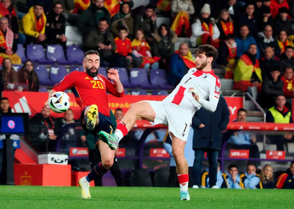 El defensa de la selecci&oacute;n espa&ntilde;ola Dani Carvajal (i) disputa una posesi&oacute;na ante Khvicha Kvaratskhelia en foto de archivo de R. GARCIA. EFE