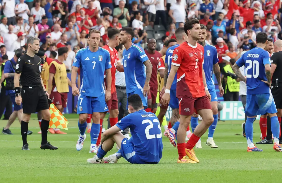 El italiano Alessandro Bastoni lamenta la derrota durante el partido de octavos de la Eurocpa que han jugado Suiza e Italia en Berl&iacute;n, Alemania. EFE/EPA/ABEDIN TAHERKENAREH