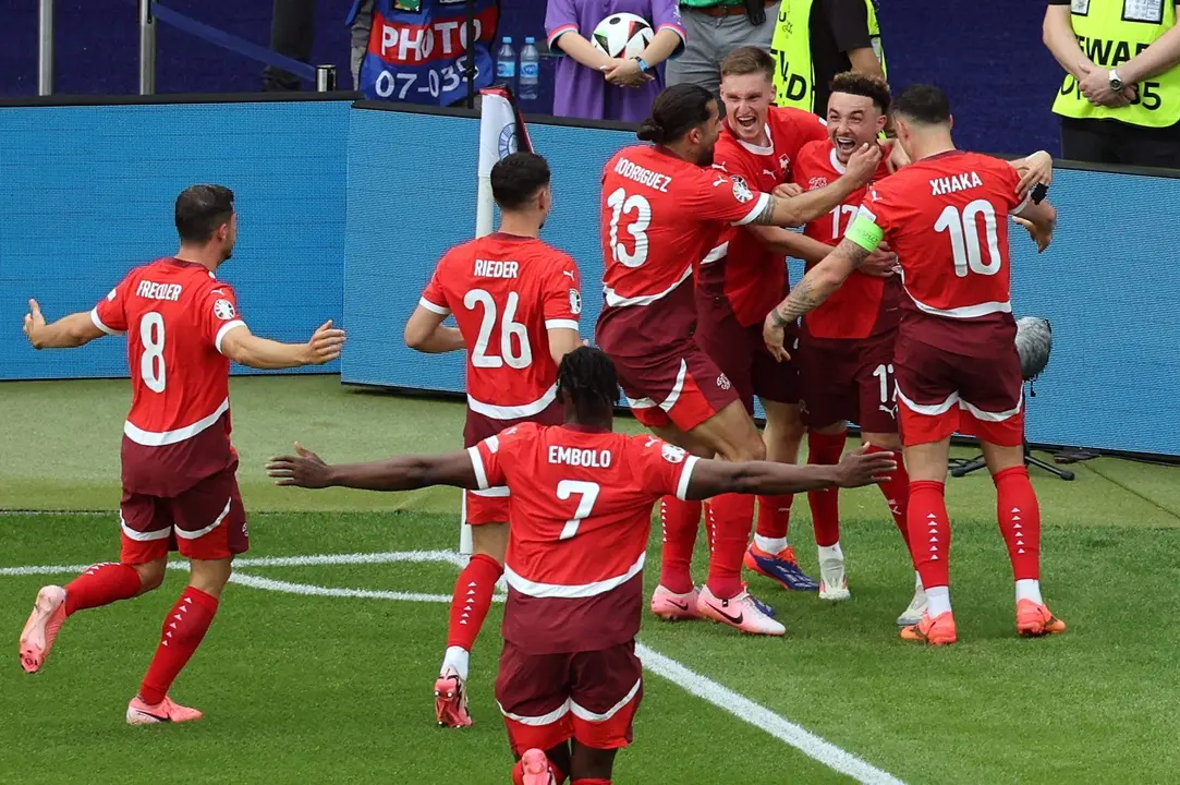 El delantero Ruben Vargas (2d) celebra el 2-0 durante el partido de octavos de la Eurocpa que han jugado Suiza e Italia en Berl&iacute;n, Alemania. EFE/EPA/MOHAMED MESSARA
