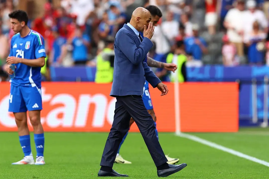 El seleccionador Luciano Spalletti se retira del campo durante el partido de octavos de la Eurocopa que han jugado Suiza e Italia en Berl&iacute;n, Alemania. EFE/EPA/FILIP SINGER