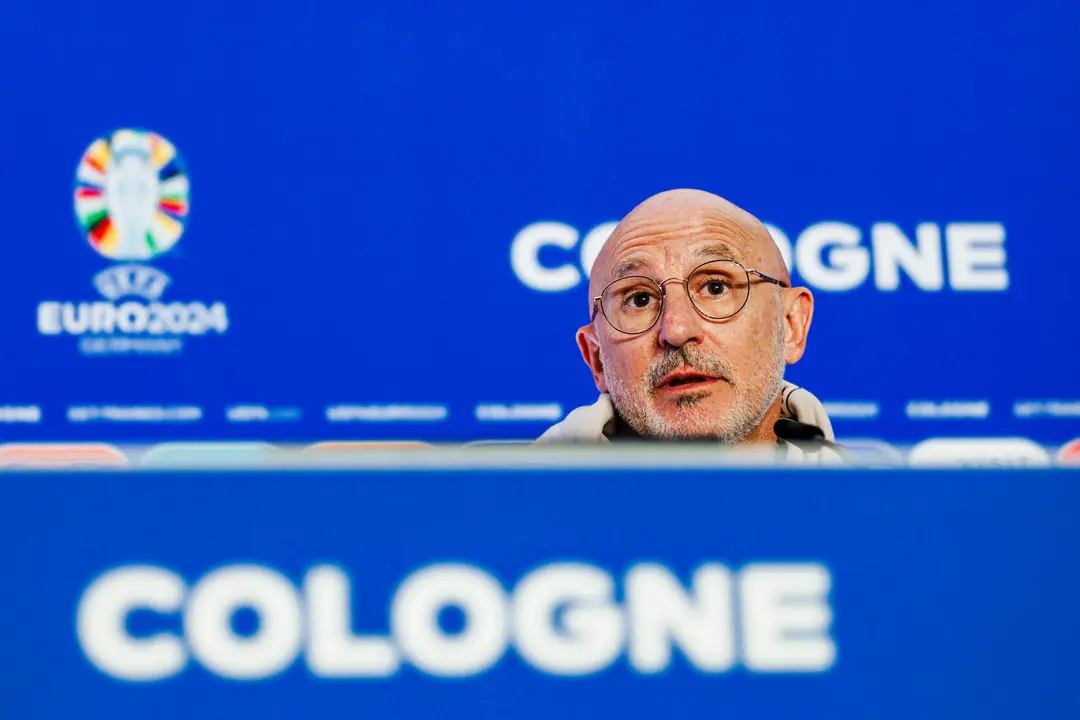 El seleccionador espa&ntilde;ol de f&uacute;tbol, Luis de la Fuente, durante la rueda de prensa ofrecida este s&aacute;bado en Colonia, en la v&iacute;spera del partido de octavos de final de la Eurocopa ante Georgia. EFE/RFEF
