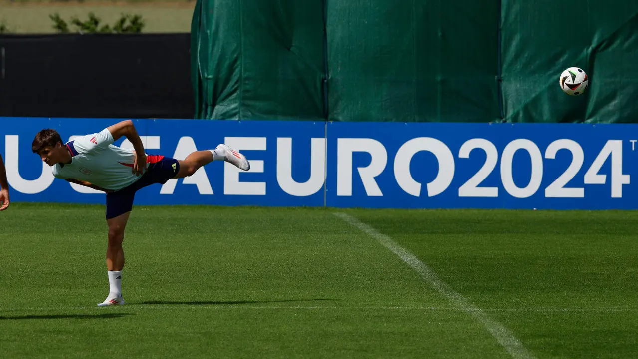 El defensa de la selecci&oacute;n espa&ntilde;ola de f&uacute;tbol Robin Le Normand, durante el entrenamiento del combinado espa&ntilde;ol este s&aacute;bado en la localidad alemana de Donaueschingen para preparar el partido de octavos de final de ma&ntilde;ana domingo en Colonia. EFE/J.J. Guill&eacute;n