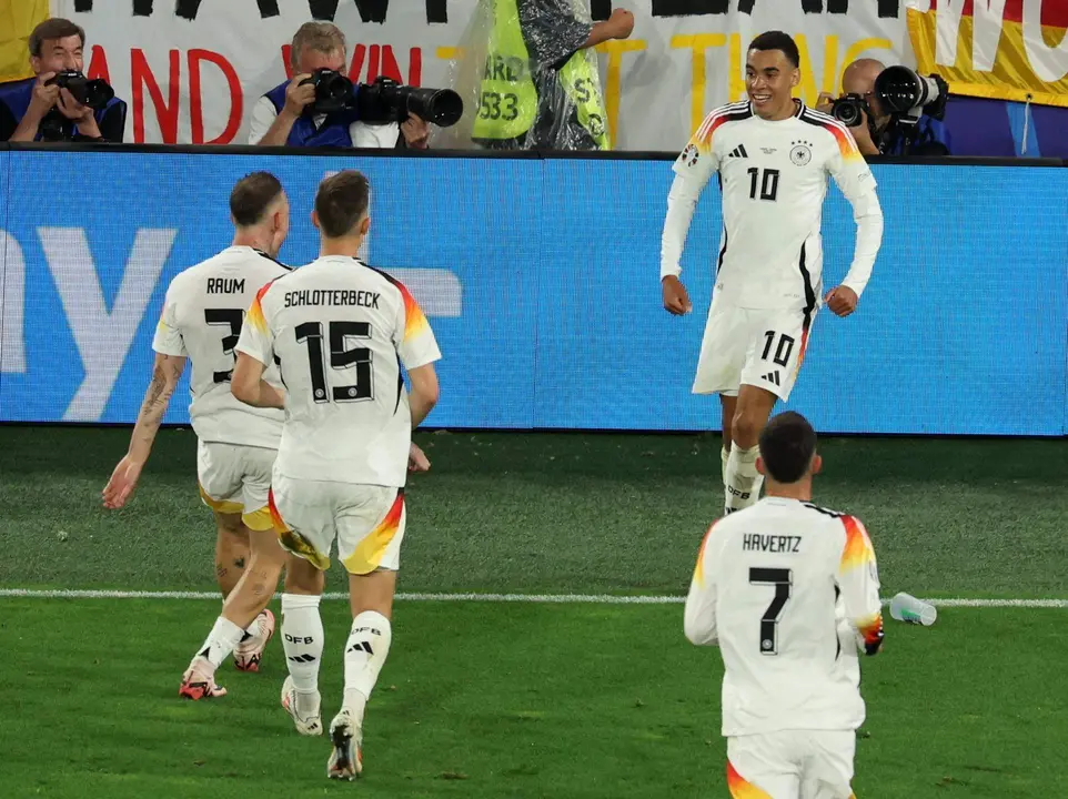 El alem&aacute;m Jamal Musiala (d) celebra con sus compa&ntilde;eros el 2-0 durante el partido de octavos que han jugado Alemania y Dinamarca en Dortmund, Alemania. EFE/EPA/GEORGI LICOVSKI