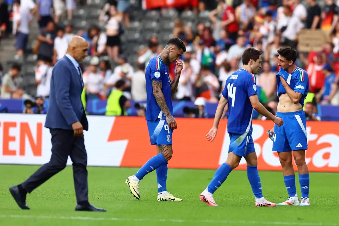 El seleccionador italiano Luciano Spalletti (i) y sus jugadores decepcionados despu&eacute;s de perder en octavos de la Eurocopa 2024. EFE/EPA/FILIP SINGER