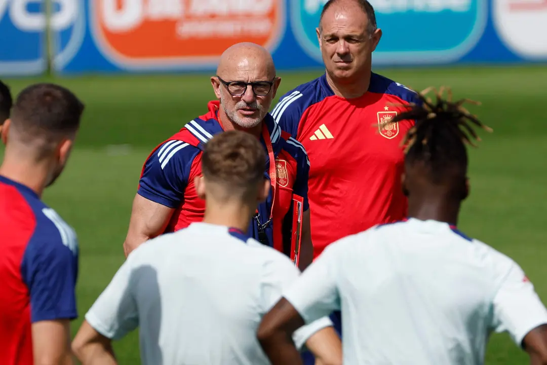 DONAUESCHINGEN, 29/06/2024.- El seleccionador Luis de la Fuente dirige un entrenamiento del combinado espa&ntilde;ol este s&aacute;bado en la localidad alemana de Donaueschingen para preparar el partido de octavos de final de ma&ntilde;ana domingo en Colonia. EFE/J.J. Guill&eacute;n