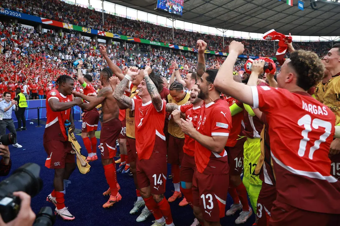 Los jugadores de Suiza celebran despu&eacute;s de ganar el partido de octavos de la Eurocopa 2024 entre Suiza e Italia, en Berl&iacute;n, Alemania. EFE/EPA/CLEMENS BILAN