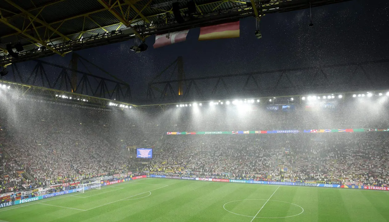 Estadio BVB Stadion de Dortmund sin f&uacute;tbol tras la suspensi&oacute;n durante 25 minutos del Alemania Dinamarca de octavos de la Eurocopa. EFE/EPA/GEORGI LICOVSKI