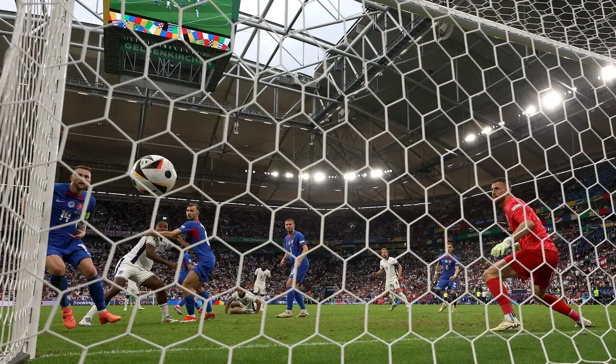 El jugador ingl&eacute;s Jude Bellinghamlogra el 1-1 tras una chilena durante el partido de octavos de final que han jugado Inglaterra y Eslovaquia en Gelsenkirchen, Alemania. EFE/EPA/FILIP SINGER