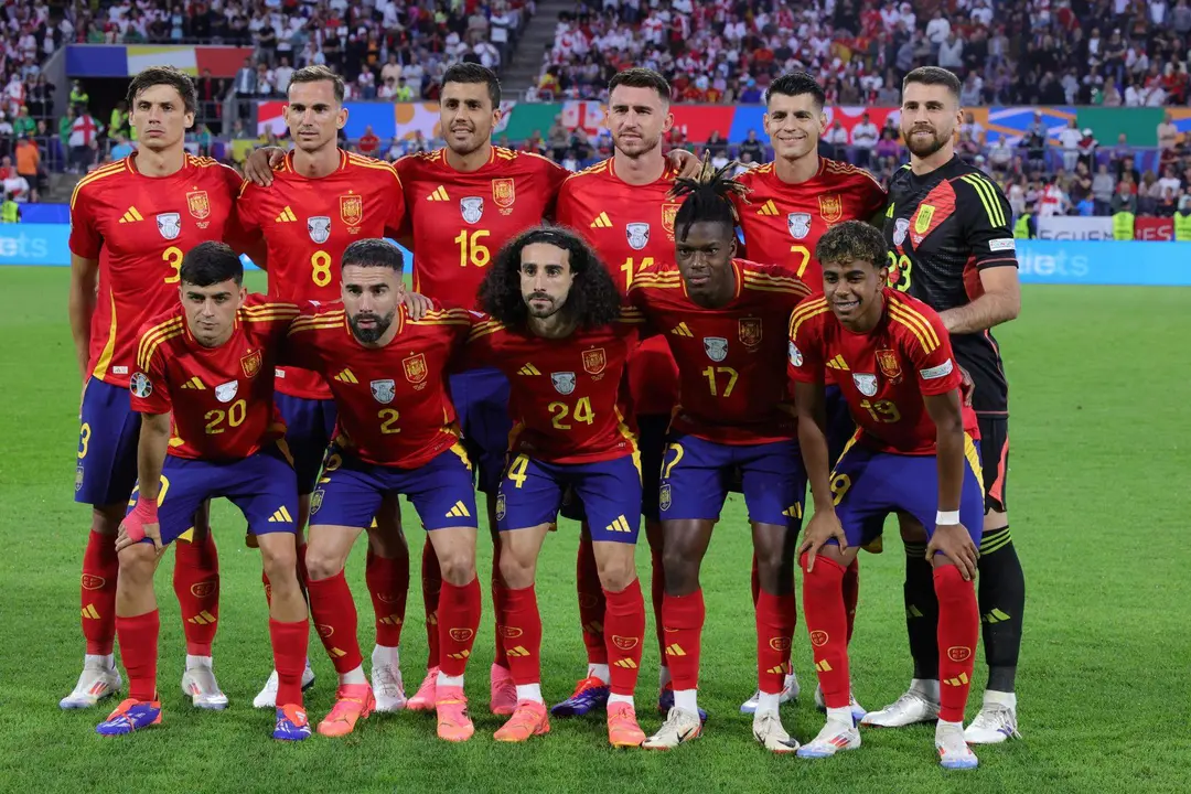 Los jugadores de Espa&ntilde;a posan antes de empezar el partido de octavos que han jugado Espa&ntilde;a y Georgia en Colonia, Alemania. EFE/EPA/OLIVIER MATTHYS