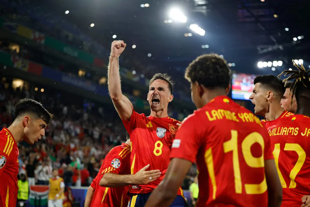 El centrocampista de la selecci&oacute;n espa&ntilde;ola de f&uacute;tbol Fabi&aacute;n Ruiz (2-i) celebra con sus compa&ntilde;eros tras marcar el segundo gol ante Georgia, durante el partido de octavos de final de la Eurocopa que las selecciones de Espa&ntilde;a y Georgia disputaron en Colonia. EFE/Alberto Est&eacute;vez