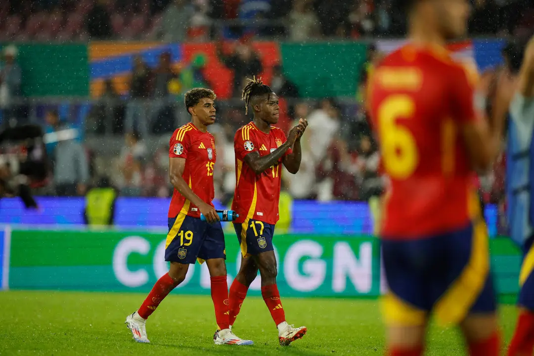 Los jugadores de la selecci&oacute;n espa&ntilde;ola Lamine Yamal (i) y Nico Williams, al finalizar el partido de octavos de final de la Eurocopa que las selecciones de Espa&ntilde;a y Georgia disputaron en Colonia. EFE/Alberto Est&eacute;vez