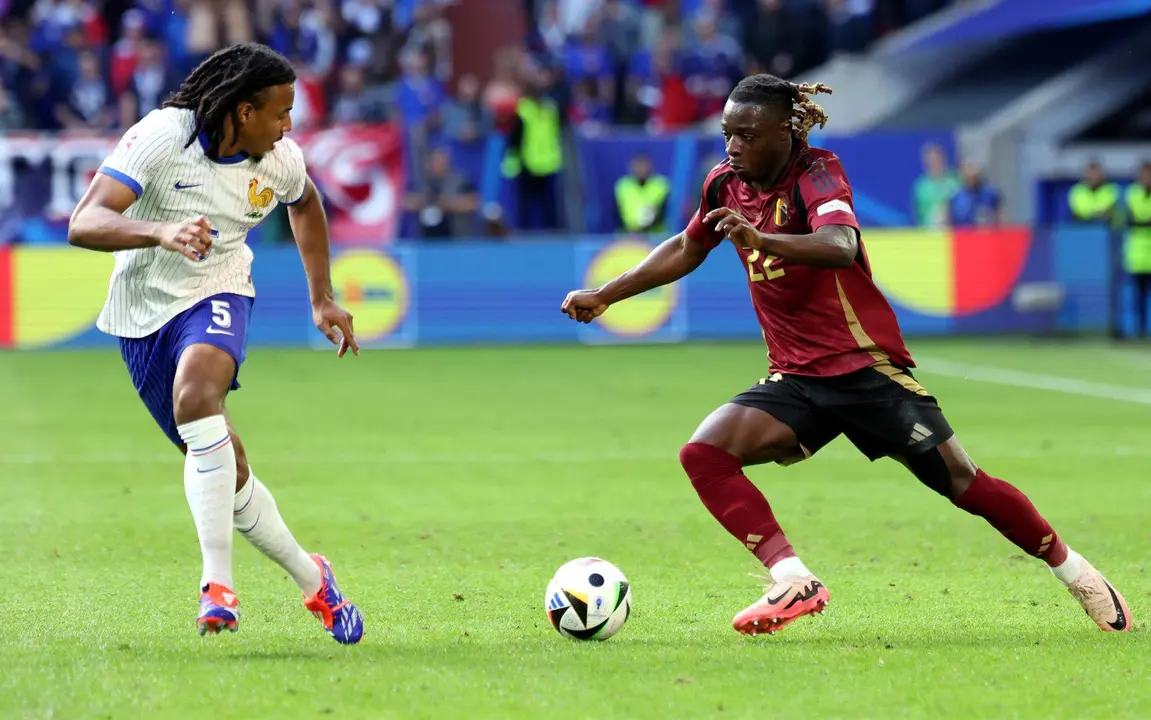 Jules Kound&eacute;, defensa de la selecci&oacute;n de Francia, durante el partido de octavos que han juagdo Francia y B&eacute;lgica en D&uuml;sseldorf, Alemania. EFE/EPA/CHRISTOPHER NEUNDORF
