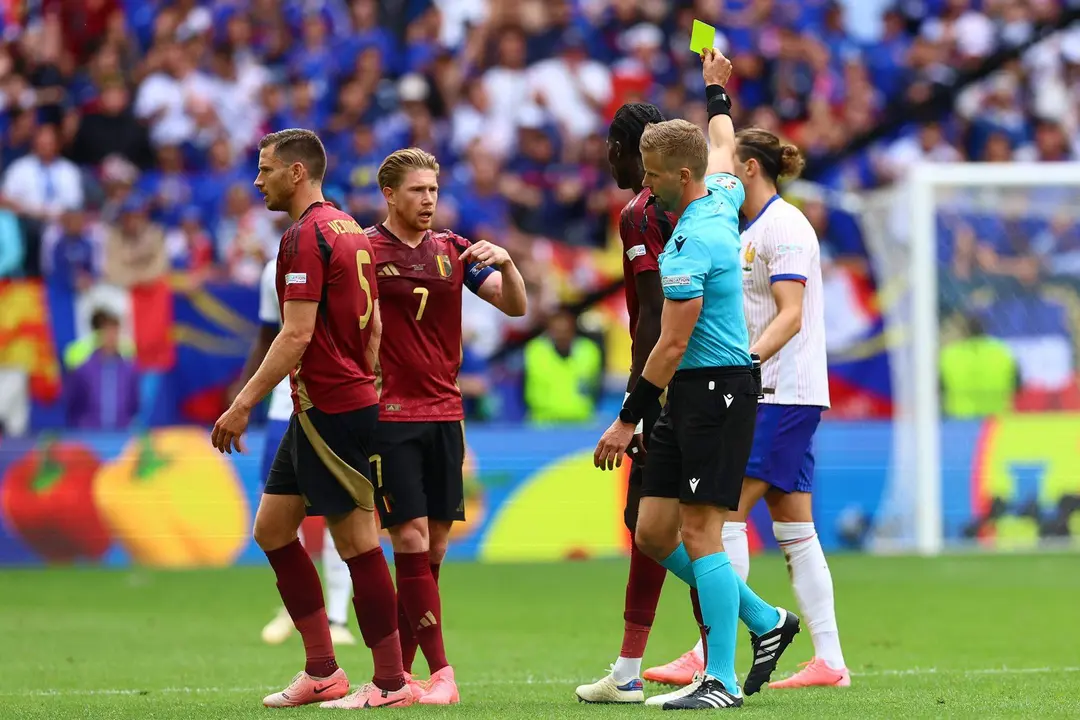 El &aacute;rbitro sueco Glenn Nyberg (2-d) muestra amarilla al franc&eacute;s Adrien Rabiot durante el partido de octavos que han jugado Francia y B&eacute;lgica en D&uuml;sseldorf, Alemania. EFE/EPA/FILIP SINGER